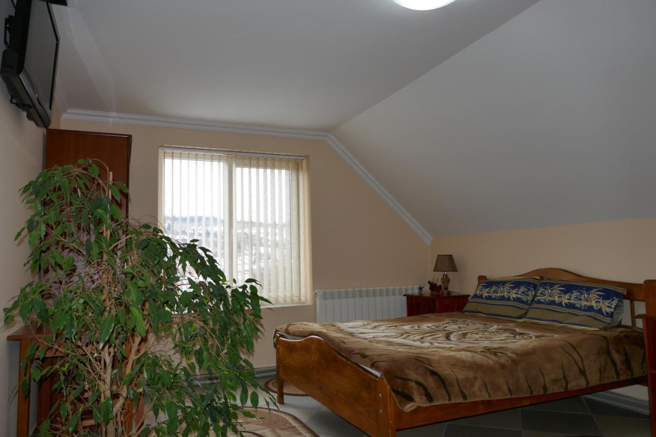 Лелека Guest House Dilyatyn Eksteriør bilde